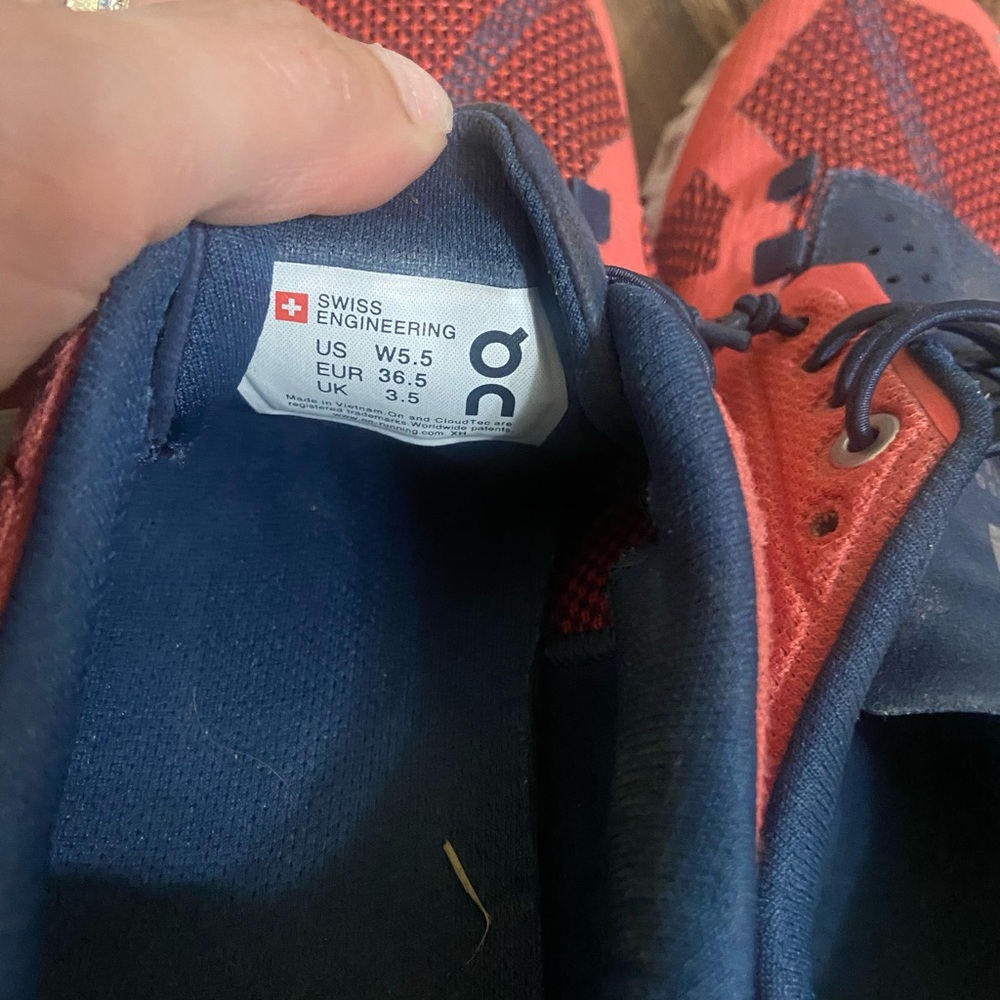 On Running Women's Athletic Shoes - Picture 9 of 9